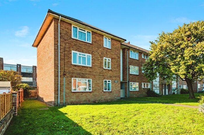 2 Bedroom Flat For Sale In Crabtree Lane, Lancing, BN15