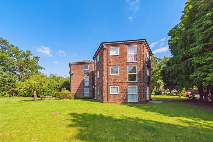 2 Bedroom Flat For Sale In Quinneys, Farnborough, Hampshire, GU14