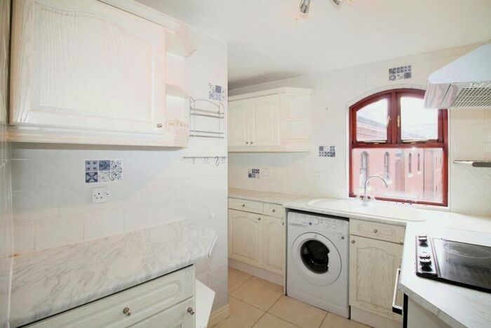2 Bedroom Flat To Rent In Riverside Court, Leeds, LS1