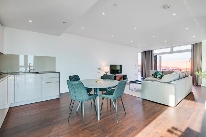 3 Bedroom Flat To Rent In Wandsworth Road, London, SW8