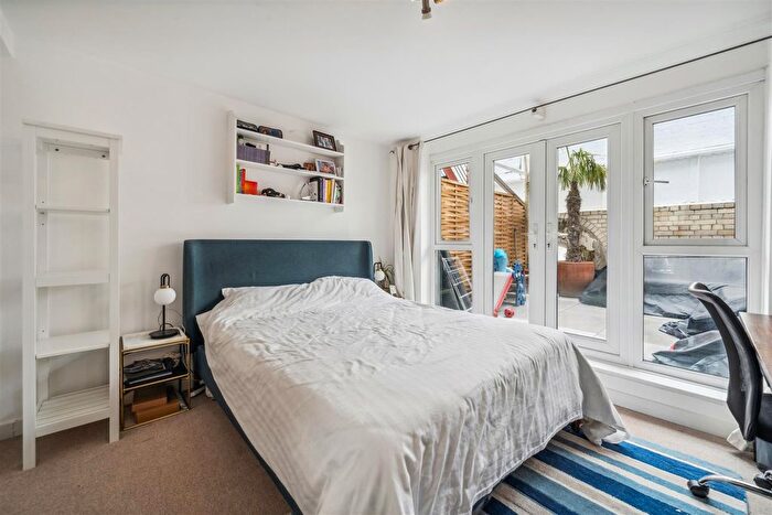 2 Bedroom Flat For Sale In Chiswick High Road, London, W4