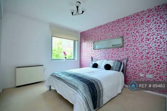 3 Bedroom Flat To Rent In Blackwall Way, London, E14