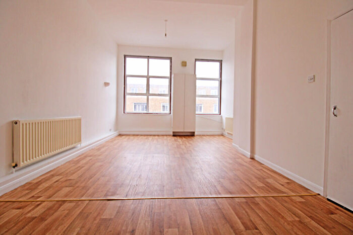 2 Bedroom Flat To Rent In Bethnal Green Road, London, E2