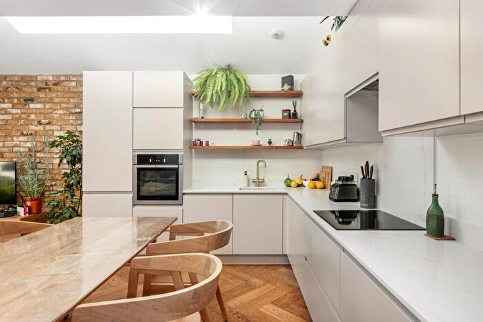 2 Bedroom Apartment For Sale In Kingswood Road, Penge, London, SE20