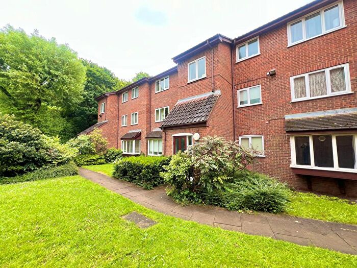 2 Bedroom Flat To Rent In Greenway Close, London, N11