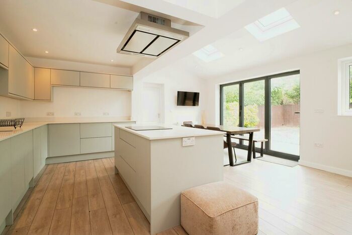 4 Bedroom Detached House To Rent In Maes-y-Coed Road, Heath, CF14