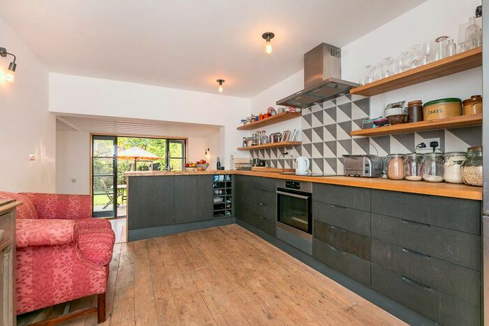 3 Bedroom Flat To Rent In Purves Road, London, NW10