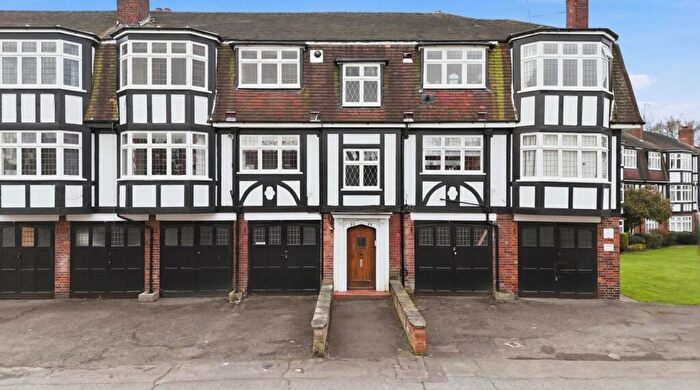 1 Bedroom Flat For Sale In Hemon Hill, Wanstead, E11