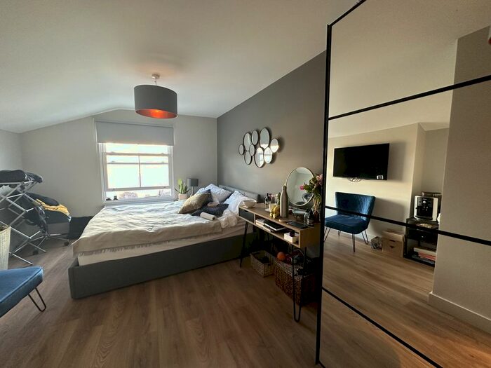 Studio To Rent In Lower Richmond Road, London, SW15