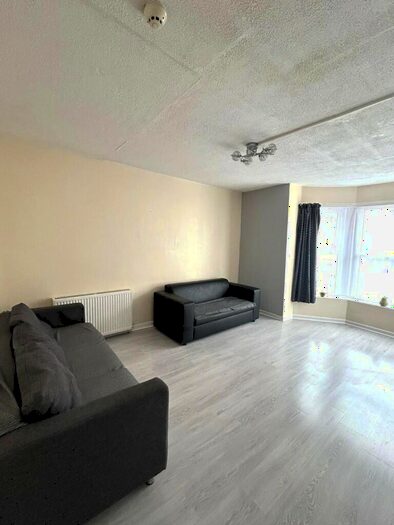 2 Bedroom Flat To Rent In Gordon Road, Cardiff(City), CF24