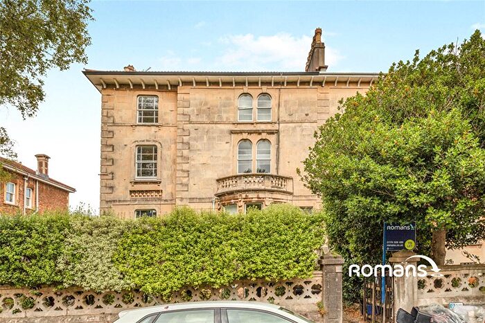 3 Bedroom Flat To Rent In Bristol, BS6
