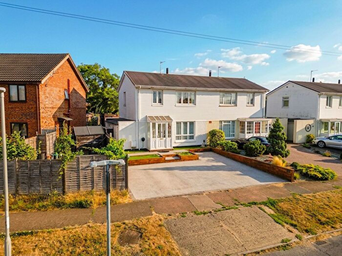 3 Bedroom Semi-Detached House For Sale In Grenville Road, Aylesbury, HP21