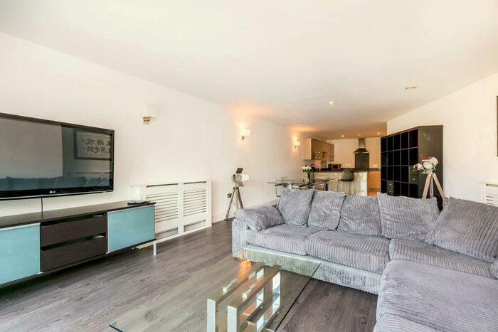 2 Bedroom Flat To Rent In Plaistow Lane, Bromley, BR1
