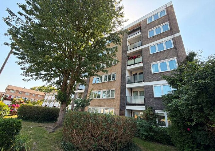 2 Bedroom Flat For Sale In Middlesex Court, British Grove North, Chiswick, London, W4