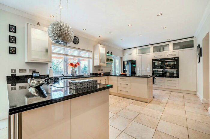 4 Bedroom Detached House For Sale In Warren Road, Woodley, Reading, RG5