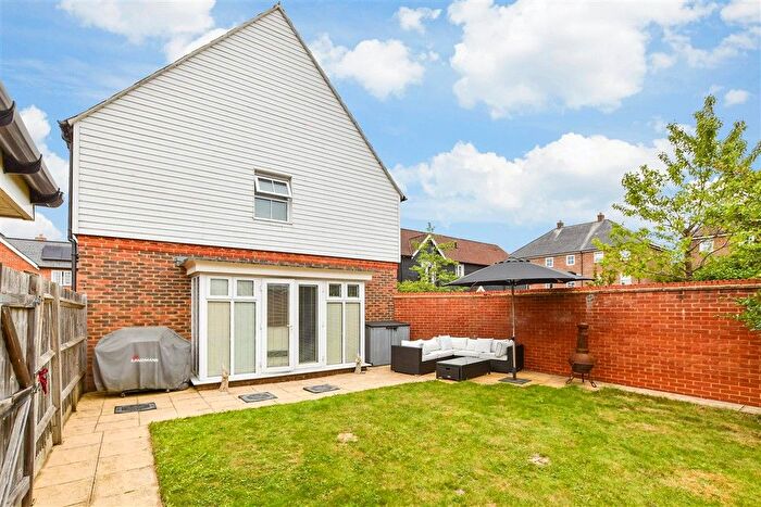 4 Bedroom Link Detached House For Sale In Woodman Way, Horley, Surrey, RH6