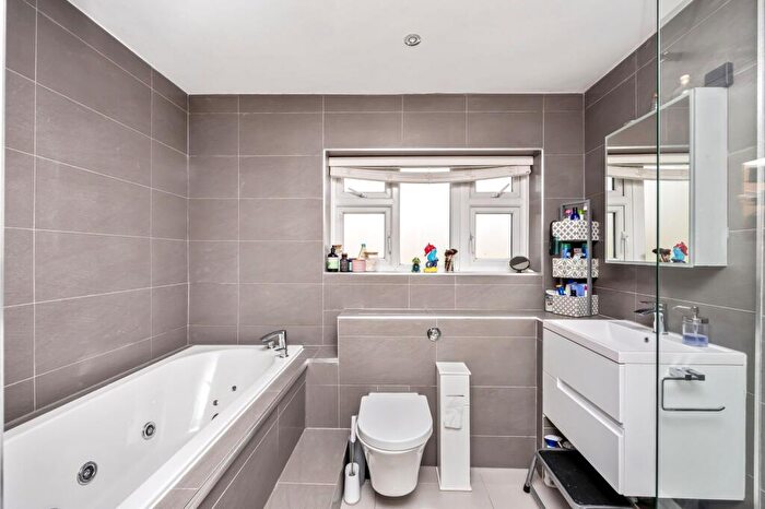 3 Bedroom Flat For Sale In Dyke Road Avenue, Hove, BN3