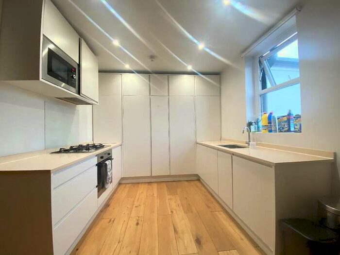 4 Bedroom Maisonette Flat To Rent In Kidderminster Road, Croydon, CR0