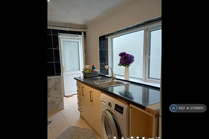 3 Bedroom Terraced House To Rent In Augusta Street, Cardiff, CF24