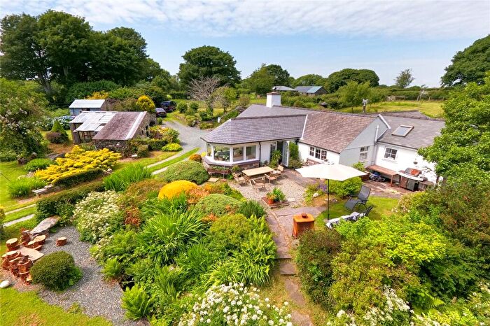3 Bedroom Garage / Parking For Sale In Groeslon, Caernarfon, Gwynedd, LL54