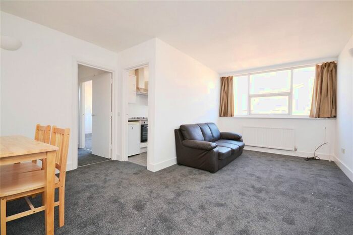 2 Bedroom Flat To Rent In High Road, North Finchley, London, N12