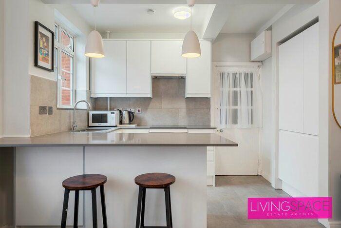 2 Bedroom Flat To Rent In Hammersmith Road, London, W6