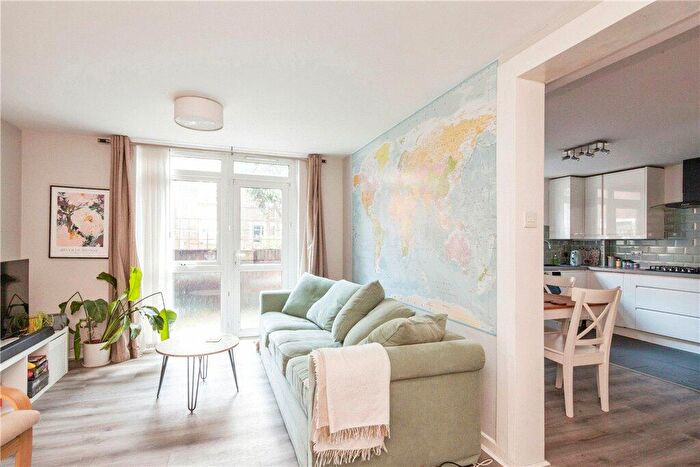 2 Bedroom Flat For Sale In Fawcett Close, London, SW11