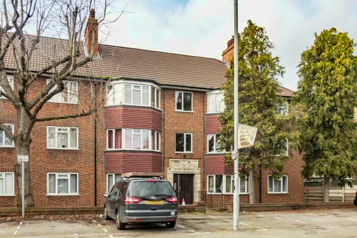 3 Bedroom Flat To Rent In Park Road, Kingston, KT2