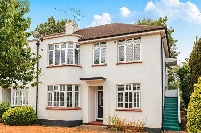 2 Bedroom Apartment For Sale In Culverden Court, Oatlands Drive, Weybridge, KT13