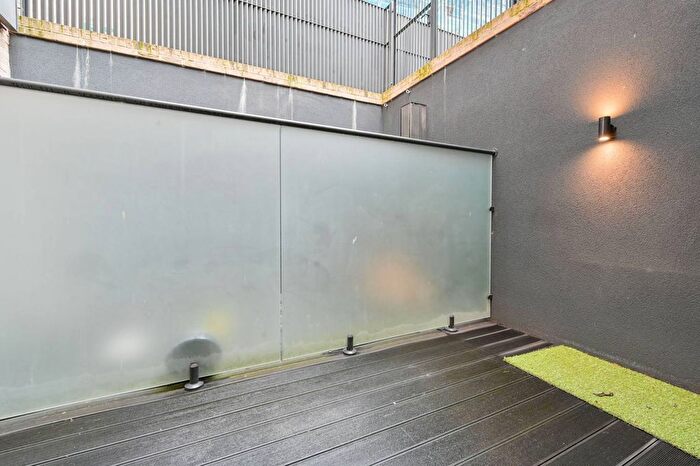 2 Bedroom Flat To Rent In The Vale, Acton, London, W3