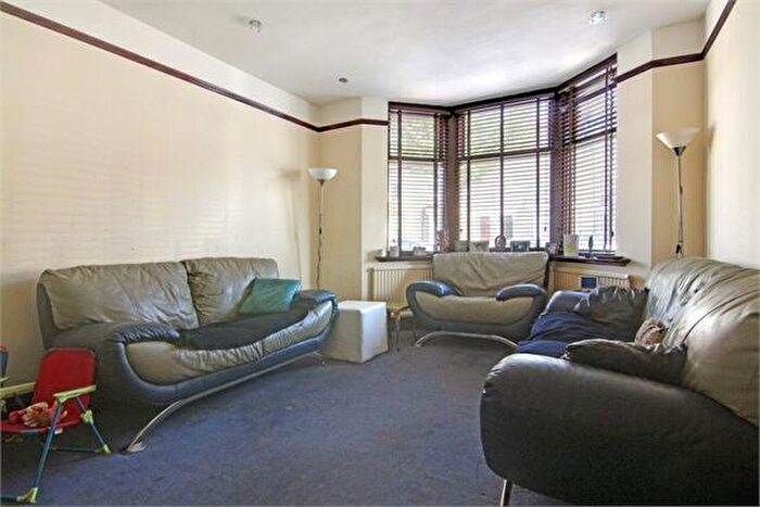 3 Bedroom End Of Terrace House For Sale In Bromley Road, Walthamstow, London, E17