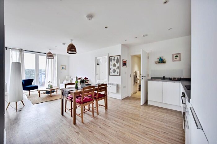 2 Bedroom Flat For Sale In Gillingham Gate Road, Chatham, Kent, ME4