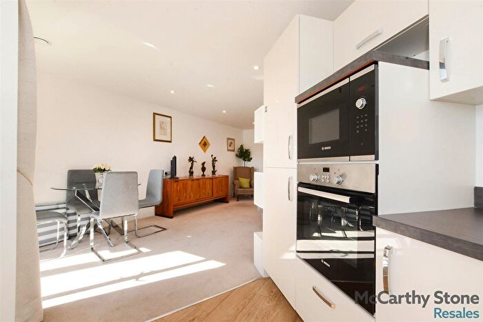 2 Bedroom Flat For Sale In Studio Way, Borehamwood, WD6