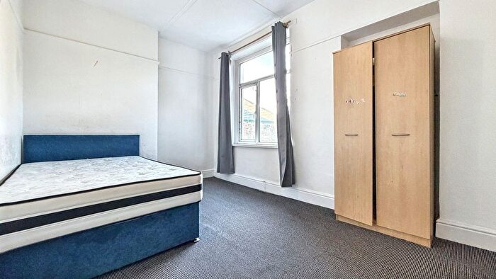 2 Bedroom Flat To Rent In Richmond Road, Cardiff, CF24