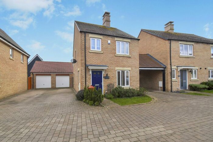 3 Bedroom Link Detached House For Sale In Holbrook Grove, Biggleswade, SG18