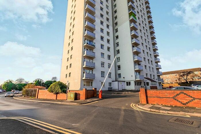 2 Bedroom Flat To Rent In Okement Drive, Wolverhampton, WV11