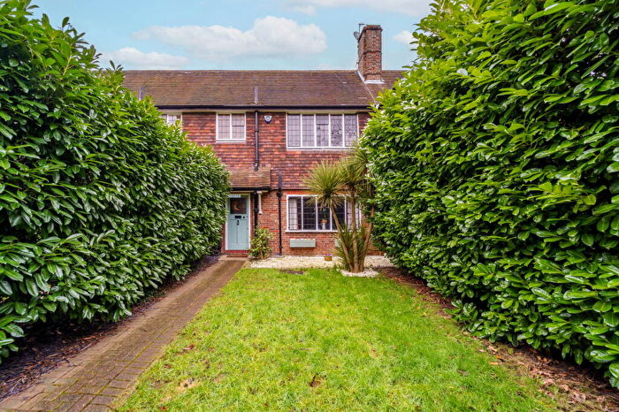 3 Bedroom Terraced House For Sale In High Road, Byfleet, KT14