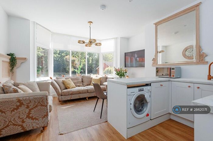 2 Bedroom Flat To Rent In Approach Road, Poole, BH14