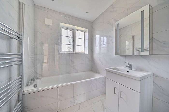 2 Bedroom Maisonette To Rent In Belmont Close, Cockfosters, Barnet, EN4