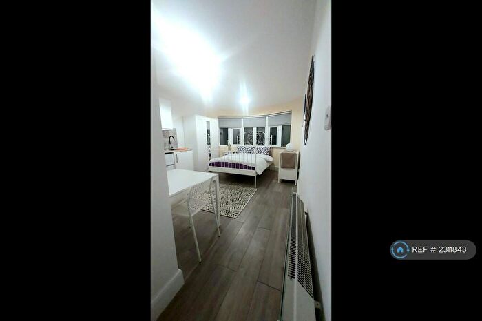 Studio To Rent In Finchley, London, N3