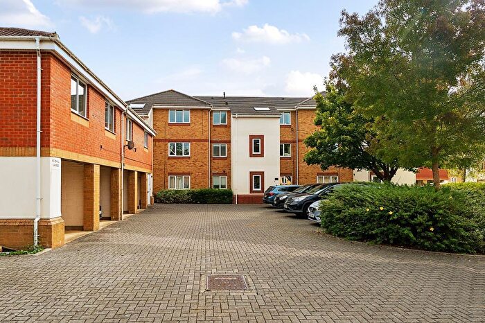 2 Bedroom Flat For Sale In Redshank Court, Thatcham, RG19