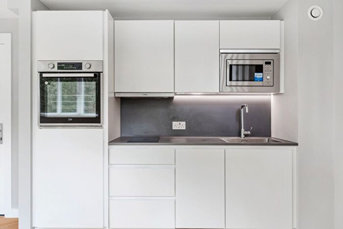 Studio To Rent In Clapham Common North Side, London, SW4