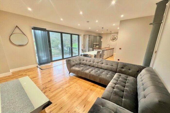 2 Bedroom Flat To Rent In Gate Head Lane, Halifax, HX4