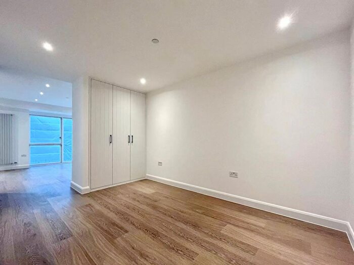 Studio To Rent In Western Gateway, London, E16
