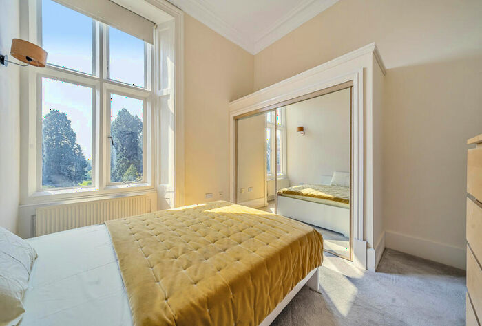 1 Bedroom Apartment For Sale In Royal Earlswood Park, Redhill, Surrey, RH1