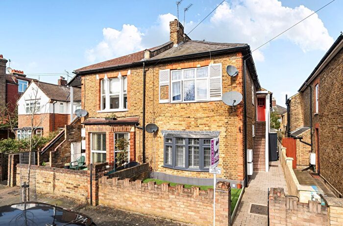 2 Bedroom Maisonette For Sale In Essex Road, Nascot Wood, Watford, WD17