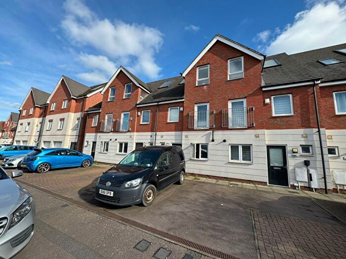 3 Bedroom Town House For Sale In Leicester Road, Luton, LU4