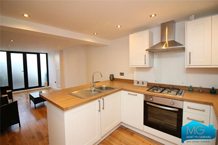 2 Bedroom Apartment To Rent In Queens Avenue, Finchley, London, N3