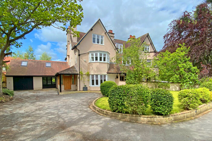 4 Bedroom Semi-Detached House To Rent In Cornwall Road, Harrogate, HG1