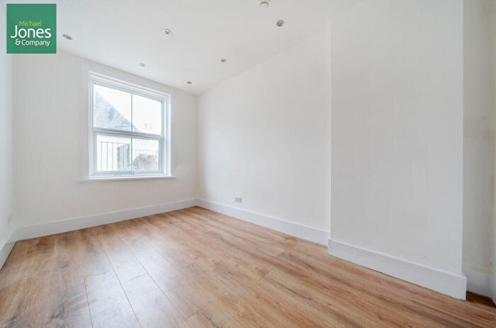 2 Bedroom Flat To Rent In Claydon Court, Marine Parade, Worthing, West Sussex, BN11